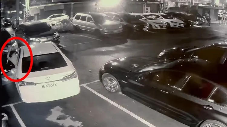 警方在現場開了11槍，嫌犯下車舉手投降。民眾提供