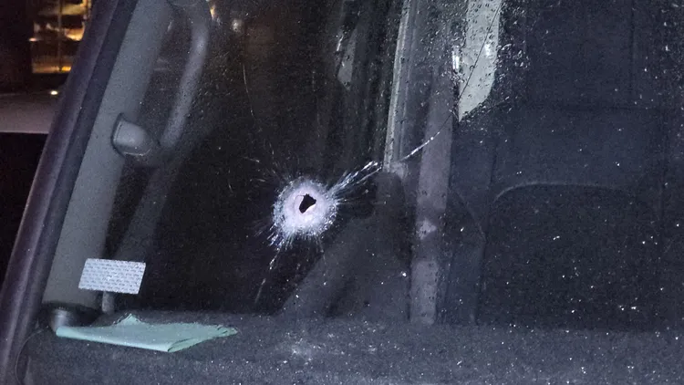 警方的子彈打到停車場內貨車的擋風玻璃。黃仲瑜攝