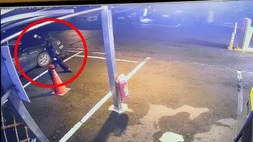 雙煞不爽「餐廳客滿」竟開槍!中和警開11槍逮人 子彈亂飛射穿2民車