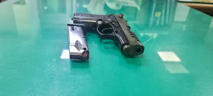 29歲張嫌車上搜出的手槍。翻攝畫面