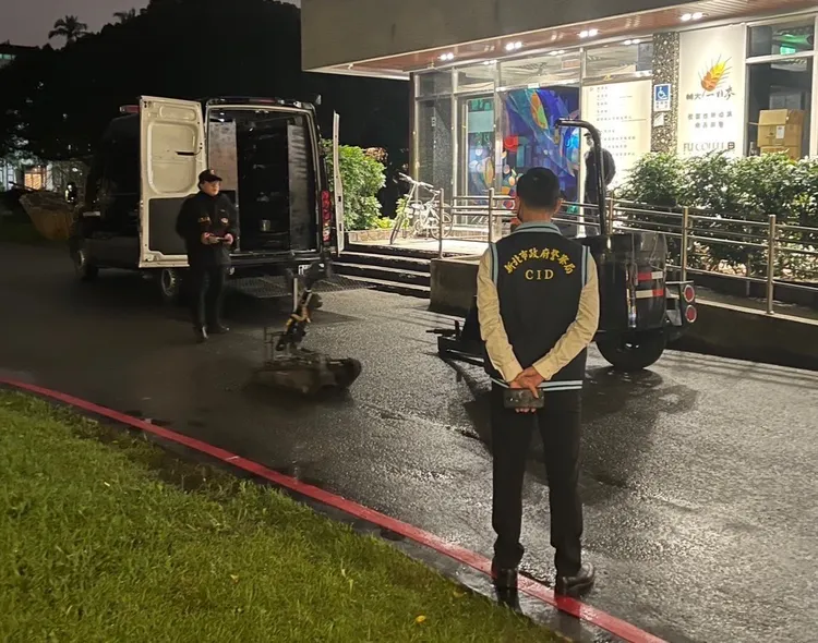 警方出動防爆小組，並使用機械手臂檢視炸彈。新莊警分局提供