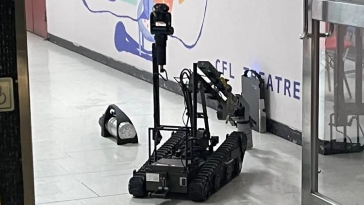 警方出動防爆小組，並使用機械手臂檢視炸彈。新莊警分局提供