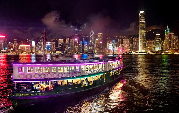 身披燈帶的天星小輪。港旅局提供