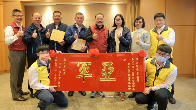 坪林區36歲青農翁依萍獲得全國部分發酵茶製茶技術競賽亞軍，展現女茶力戰群雄，為全國歷屆條形組首位女性獲獎。新北市府提供