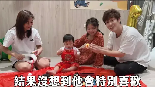 「那對夫妻」萌弟1歲抓周 特愛這東西驚呆爸媽