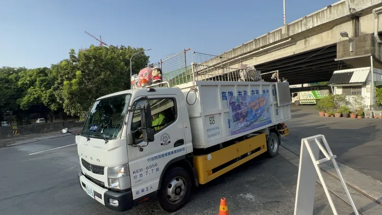 高雄市清潔隊資源回收車部分進行加高改裝。侯昌騰攝