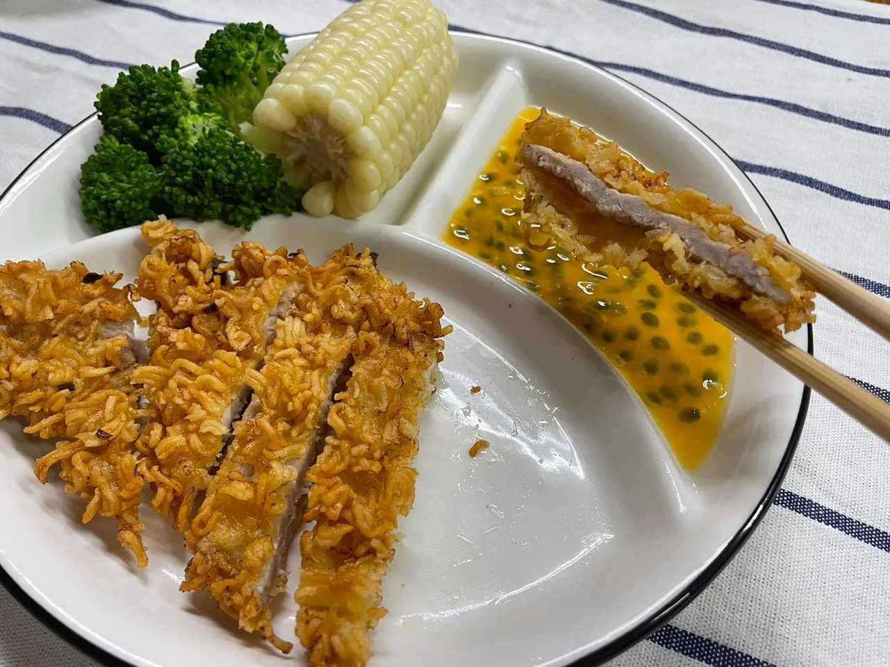 紓壓的炸豬排成品讓人看了療癒又有食慾。翻攝爆廢公社