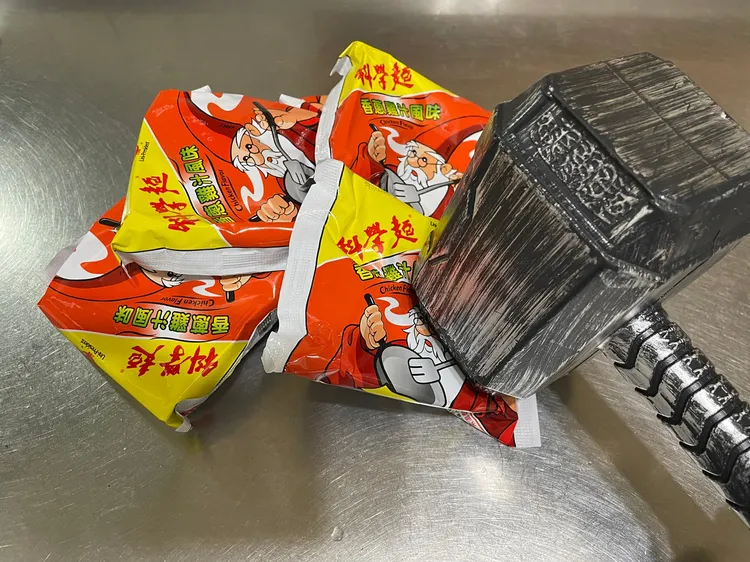鎚子是要將科學麵敲碎，也能紓壓。翻攝爆廢公社