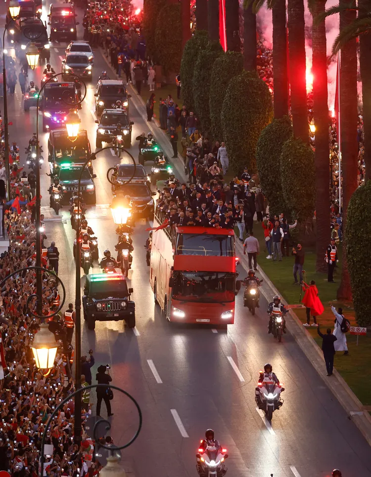 摩洛哥警方派車隊替隊員搭乘的雙層巴士開道遊街。路透社