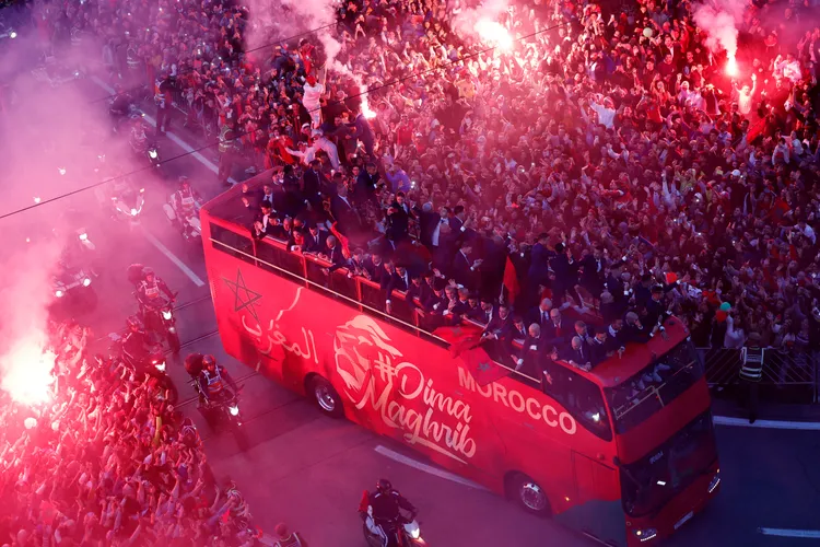 許多民眾擠在街道兩旁，隊員搭乘的巴士行經之際，頻頻有人燃放紅色煙霧，氣氛歡騰。路透社