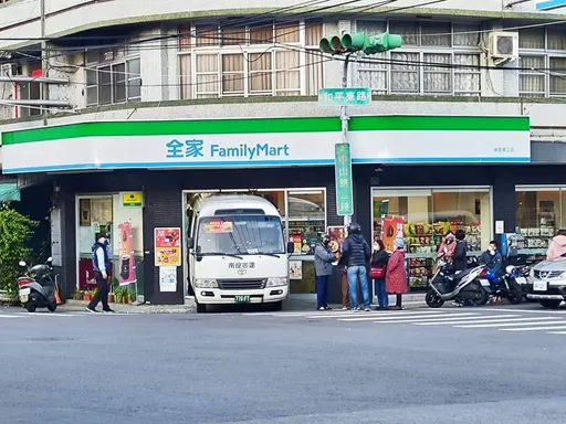 巴士撞進超商!3乘客超崩潰 司機擅離座還被驗出酒駕