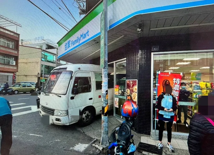 所幸事故未釀成人員傷亡，僅司機因為追車跌倒掛彩。民眾提供