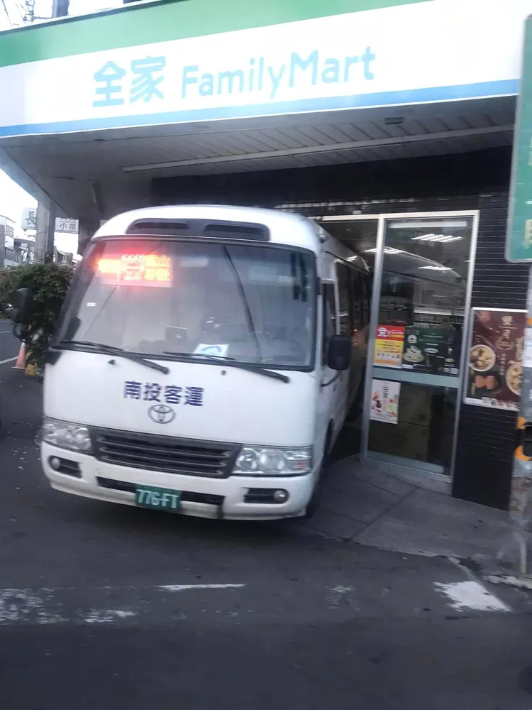 巴士不偏不移撞入超商門市內。翻攝《埔里人》