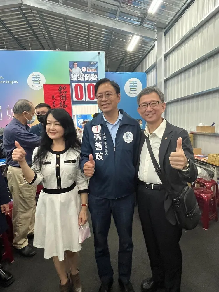 王明鉅11/26投票日當晚在臉書貼出與張善政合照。翻攝王明鉅臉書