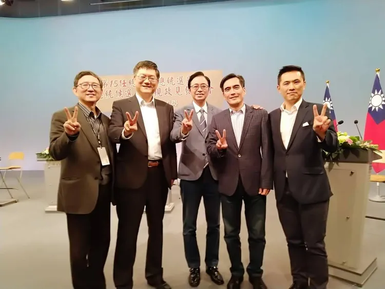 王明鉅（左）與張善政認（中）識多年。翻攝王明鉅臉書