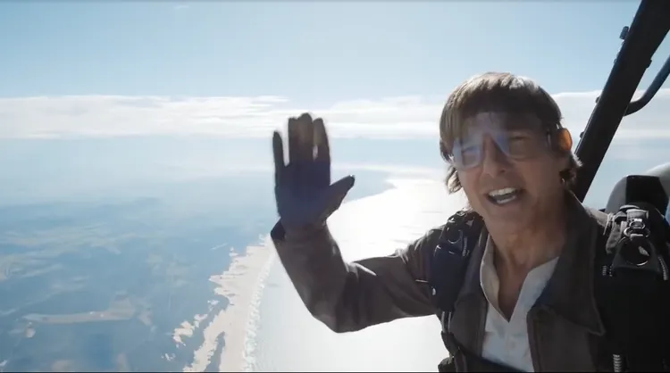 只有阿湯哥才能在空中如此從容自在。翻攝Tom Cruise Twitter