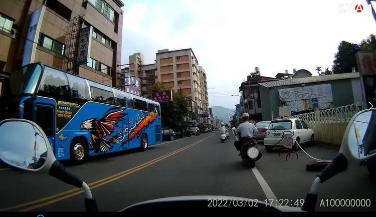 執勤警員當時看到老翁的安全帽，不符合行車安全規定，因此將人攔了下來。民眾提供