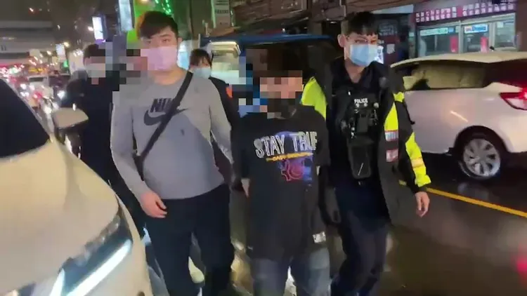 警方將陳姓及李姓男子帶回偵辦。新莊警分局提供