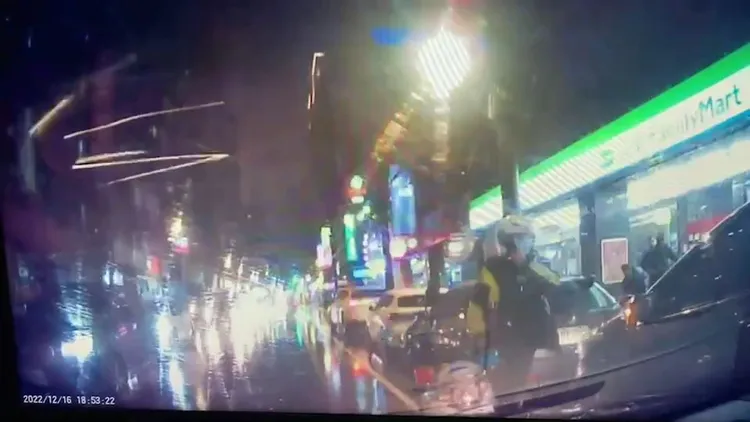 警方在板橋區長江路上追緝到嫌犯車輛。新莊警分局提供