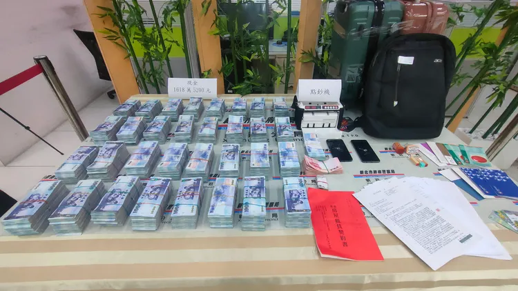 成捆的現金被裝在行李箱內。黃子騰攝