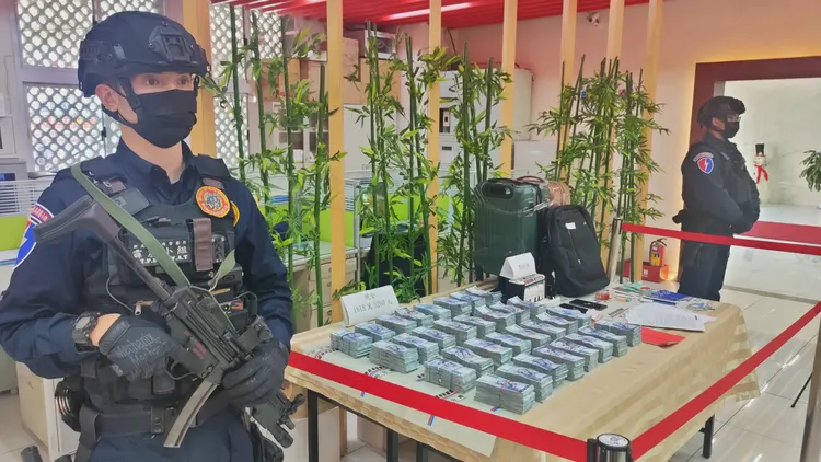 警方查扣全國首宗提領車手最大金額。黃子騰攝
