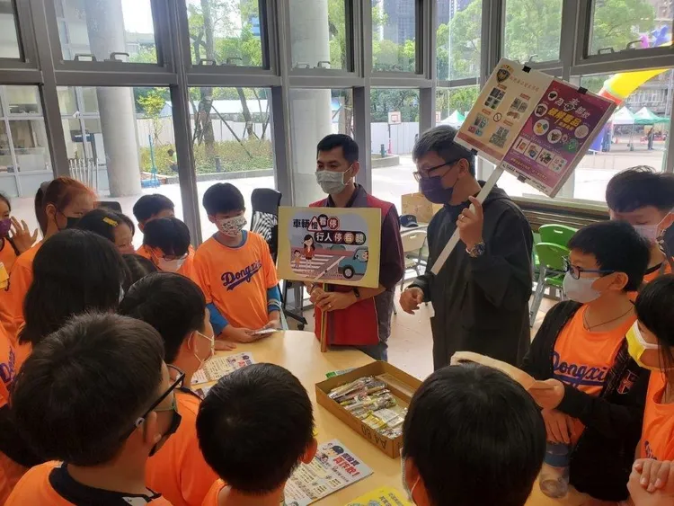 南港分局警員至東新國小，向小朋友們宣導行的安全。翻攝畫面