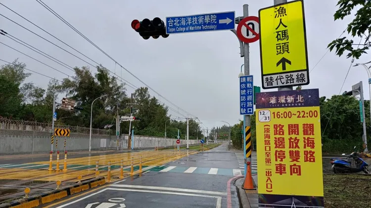 開車前往觀賞煙火的民眾應依警員及義交指揮。淡水警分局提供