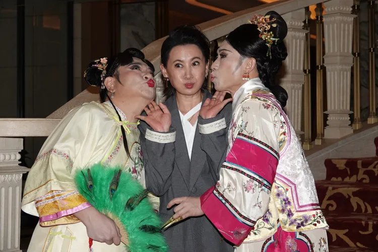 白雲（左）、郭子乾（右）反串演出女角。陳德興攝