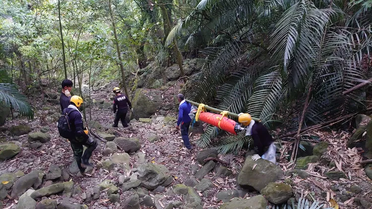 高掛樹上的遺體已經發黑風乾。取自嘉義市救難協會臉書