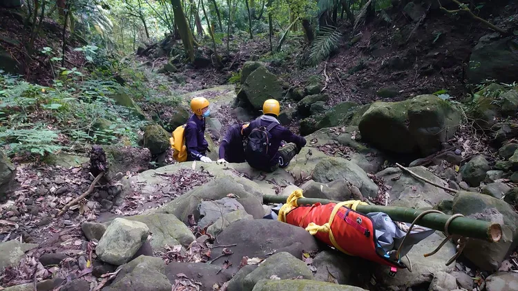 嘉義市救難協會人員花8小時將乾屍扛下山。取自嘉義市救難協會