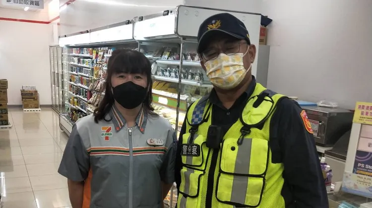 超商郭姓店員上月協助阻詐2起，與員警洪旭松開心合影。民眾提供