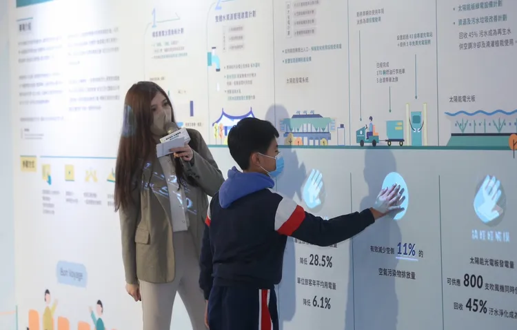 海湖國小同學體驗沉浸式展覽裝置。桃機提供