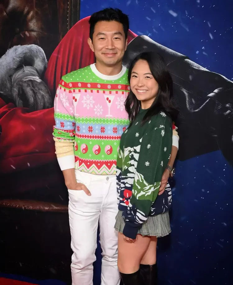 劉思慕（左）與新女友穿情侶裝出席《暴戾夜》首映。翻攝stimuli IG