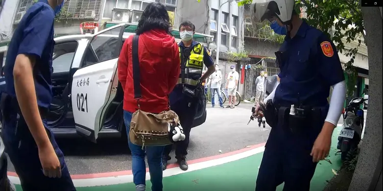 警方依現行犯將2人逮捕。翻攝畫面