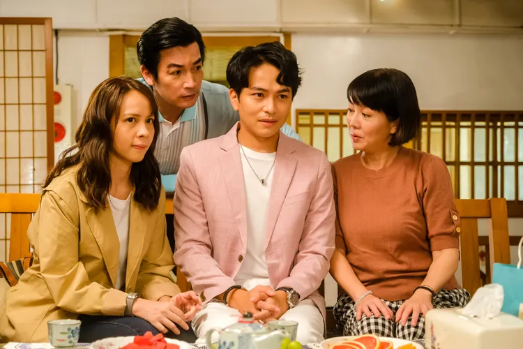 黃姵嘉（左起）把「假男友」楊銘威帶回家見媽媽苗可麗、爸爸伊正。公視台語台提供