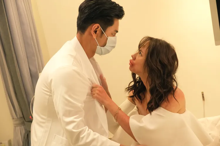 黃姵嘉（右）腫成香腸嘴，楊子儀為她治療。公視台語台提供