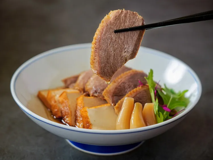 「潮品集‧潮坊」擁有70年鎮店老滷，其中潮州滷鵝片是許多饕客難以忘懷的好味道。「潮品集‧潮坊」提供