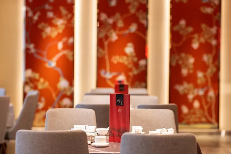 廳內約135個座位，空間延續「潮品集」傳統加入古典元素，呈現新東方風格美學。「潮品集‧潮坊」提供