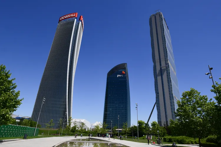 米蘭的安聯大廈（右）出自磯崎新之手。法新社