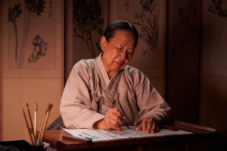 「國民奶奶」羅文姬飾演安重根母親。車庫娛樂