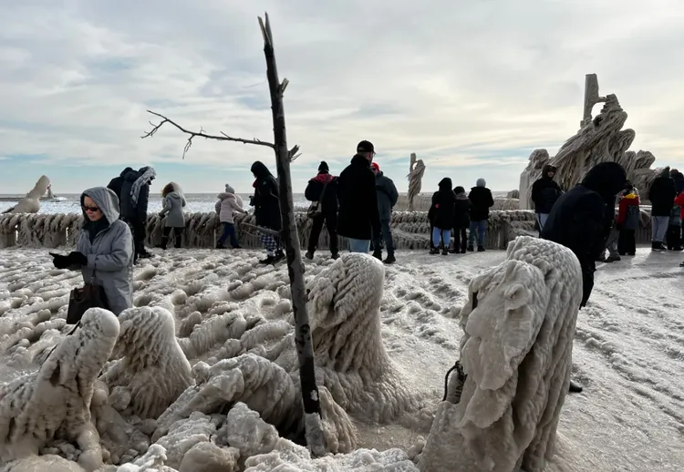 民眾聚集湖畔欣賞奇景，還要排隊才能拍照。翻攝CBC新聞