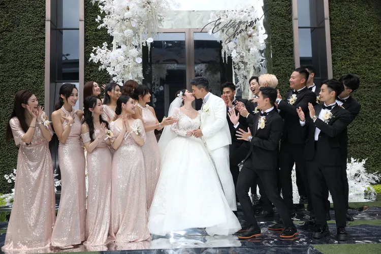 獅子開始與戀人商量結婚事宜。示意圖