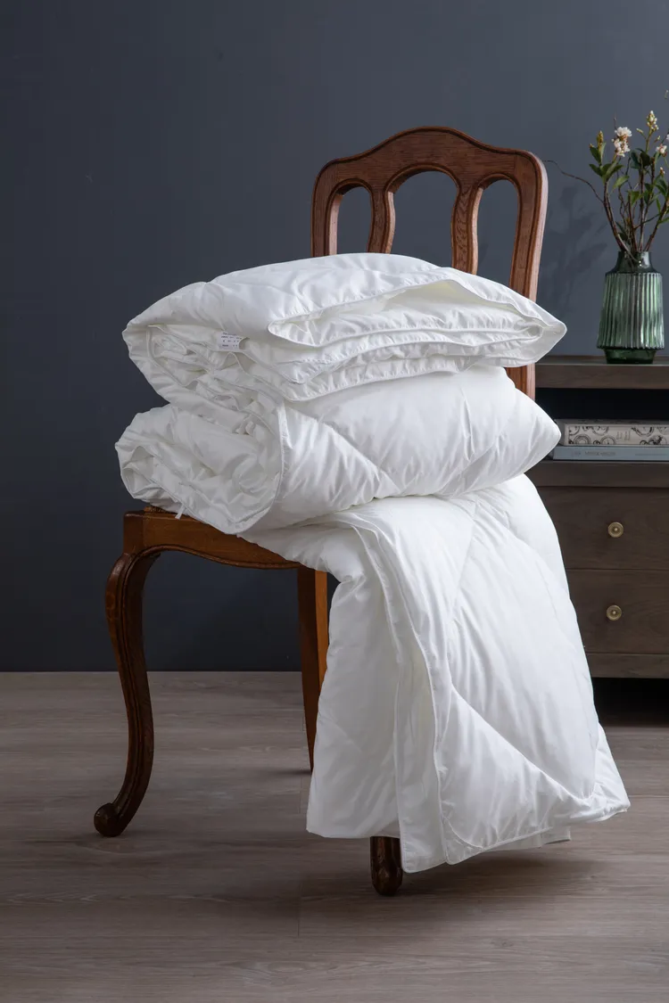 Wedgwood雙人科技羽絨抗菌舒眠被，原價4980元，12/8特價999元，限量50件。業者提供