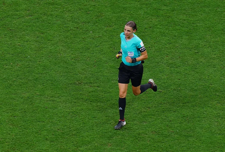 法國籍女裁判弗拉帕成為男子世界盃比賽首位女性主裁判。路透社資料照片