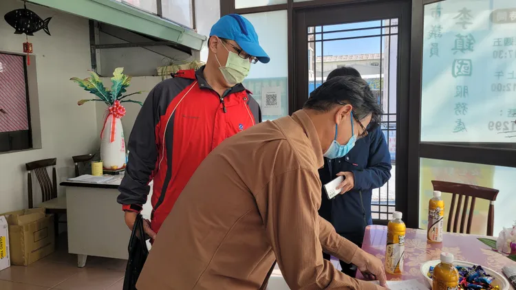 黃復興黨部派人遞送黨紀會公函，服務處人員代收。劉榮輝攝