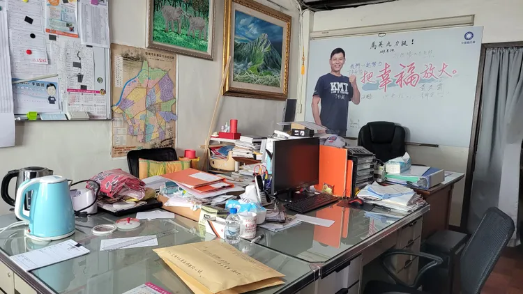 李鎮國未現身服務處。劉榮輝攝