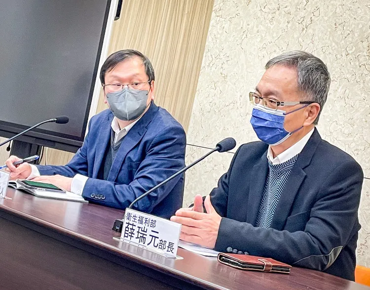 莊人祥（左）強調，原廠也禁止從成人劑型抽取3分之1用於兒童接種。賴昀岫攝