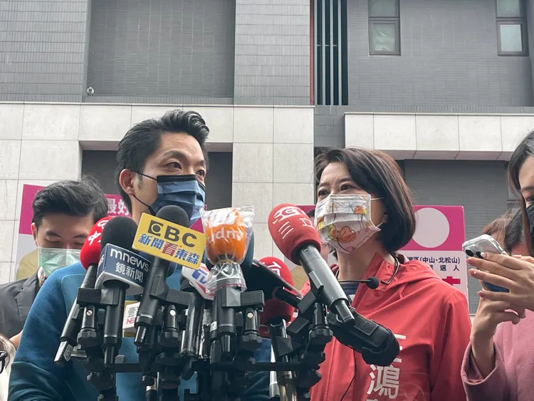 蔣萬安陪同王鴻薇至濱江市場拜票。劉彥宜攝