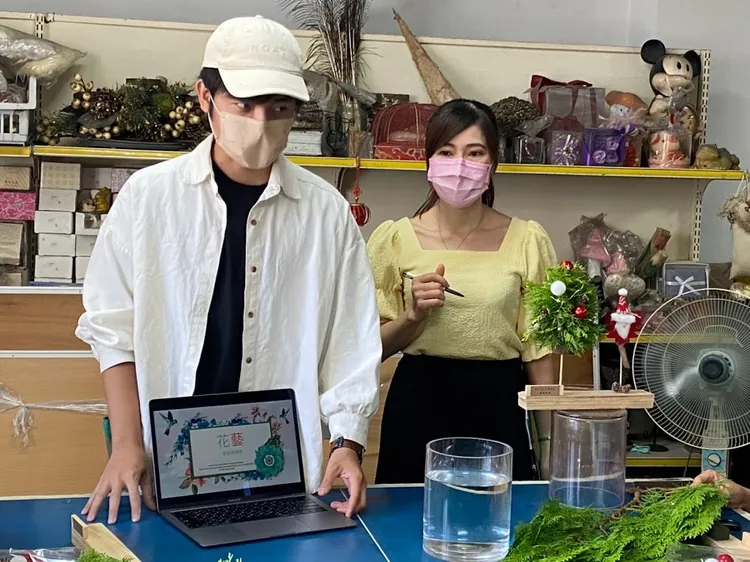 花藝達人何信融(左)表示DIY聖誕樹就像建構一個家。移民署提供