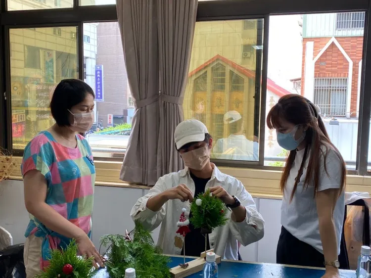 花藝達人何信融示範DIY聖誕樹。移民署提供